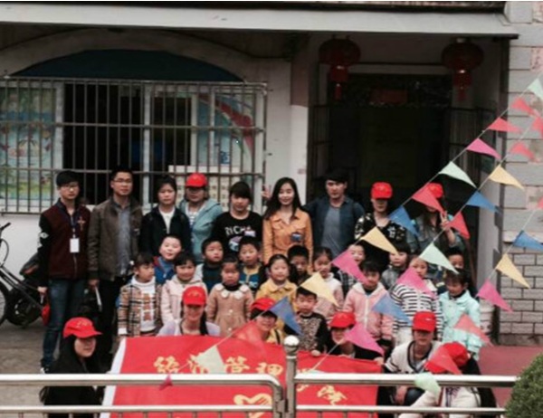 大手拉小手.jpg 大手拉小手.jpg