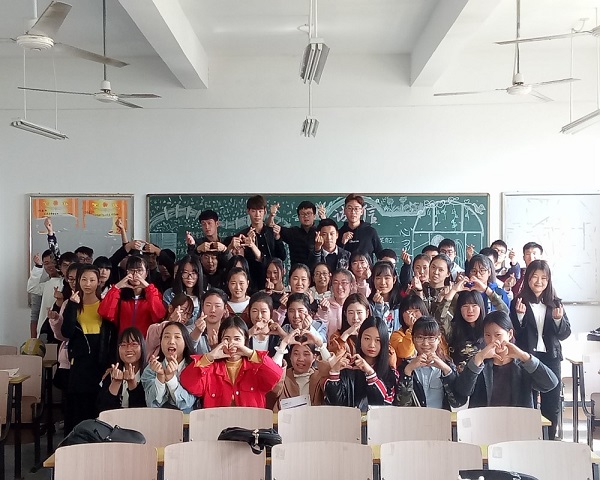 1.班级合照.JPG 1.班级合照.JPG