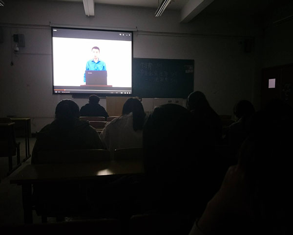 15.观看教育影片.jpg 15.观看教育影片.jpg